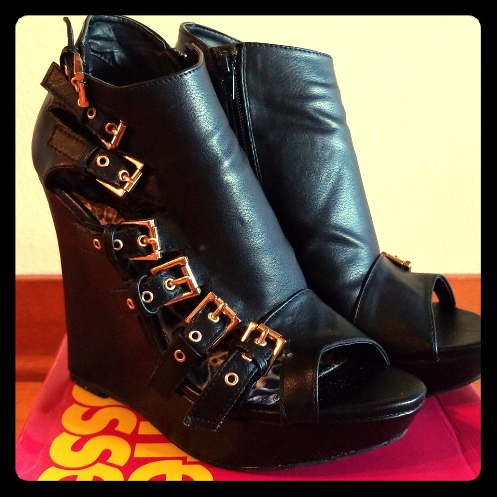 Black Side Buckle Platform Wedge